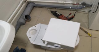 Установка напольного унитаза в Белорецке: монтаж под ключ от СантехДомБлр от 5083 рублей.